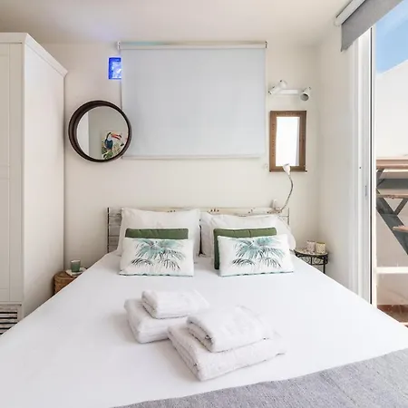 Flatguest - Lovely Terrace Apartment *