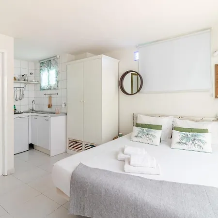 Flatguest - Lovely Terrace Apartment *